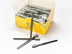 Eine Schachtel Dr. Bauer's Einmalzahnbürsten mit Zahnpasta 100er Packung SCHWARZ mit drei schwarzen Einwegzahnbürsten auf der Vorderseite.