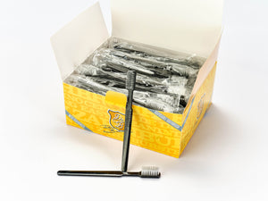 Eine Schachtel Dr. Bauer's Einmalzahnbürsten mit Zahnpasta 100er Packung SCHWARZ, mit einzeln verpackten schwarzen Zahnbürsten und einer unverpackten Zahnbürste vorne.